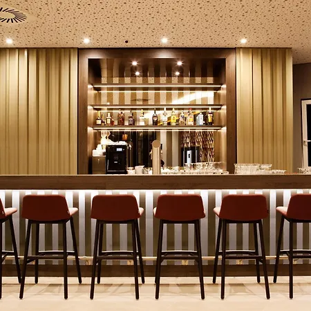 Hampton By Hilton Munich Airport South Hotel 3*
