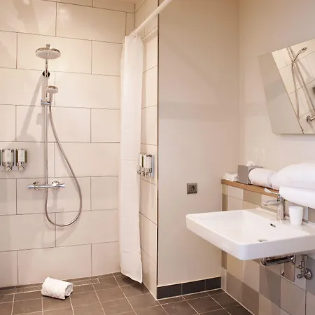 Hampton By Hilton Munich Airport South Hotel 3*