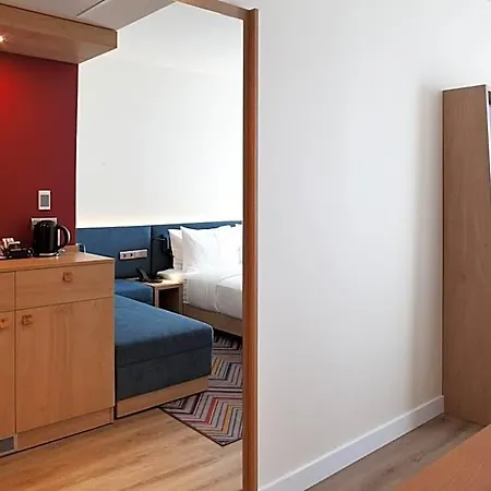 Hotell Hampton By Hilton Munich Airport South 3*